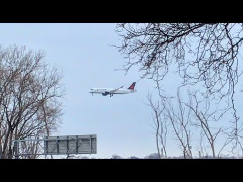 *EMERGENCY LANDING!!!* Air Canada Airbus A220-371 Emergency Landing in Minneapolis [C-GUAC]