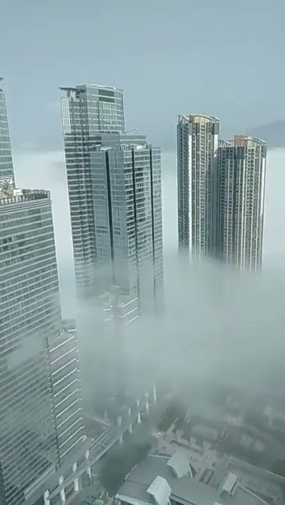 GEDUNG GEDUNG TINGGI DI HONGKONG HARI INI SEPERTI DI ATAS AWAN