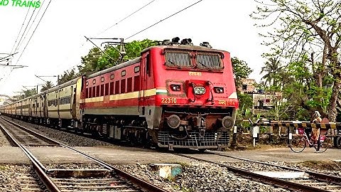 WAP-4 Locomotive led Testa Torsa Express Skip Busy Level Crossing / Rail Gate | Eastern Railways