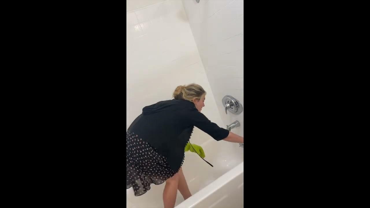 WHOLE BATHROOM CLEAN using lavender fabuloso!!! YouTube