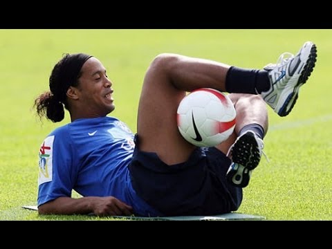 Ronaldinho ● Freestyle ● Crazy Tricks