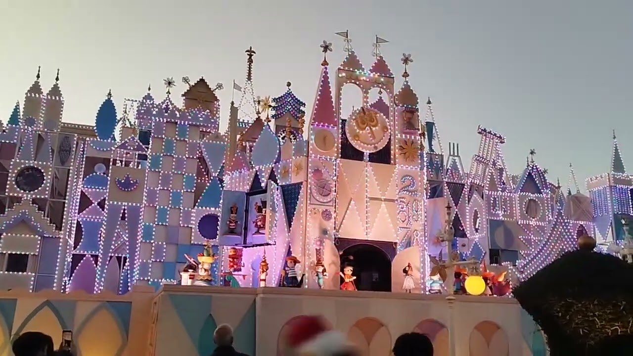 香港迪士尼(23-12-2025)小小世界時鐘報時[18:00]