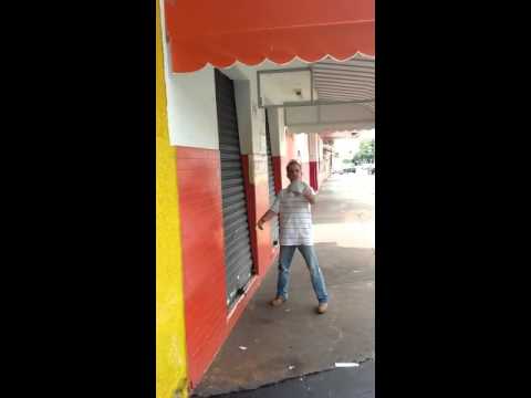 Cara louco batendo a cabeça na porta do bar - YouTube