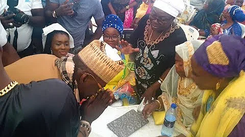 People scream as Pasuma steps out on stage, bow to greet Small Doctor's mother as she pray for him