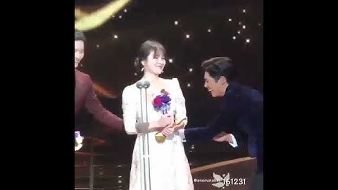 [Fancam] BoGum take tissue for Joong Ki KBS Drama Award 161231