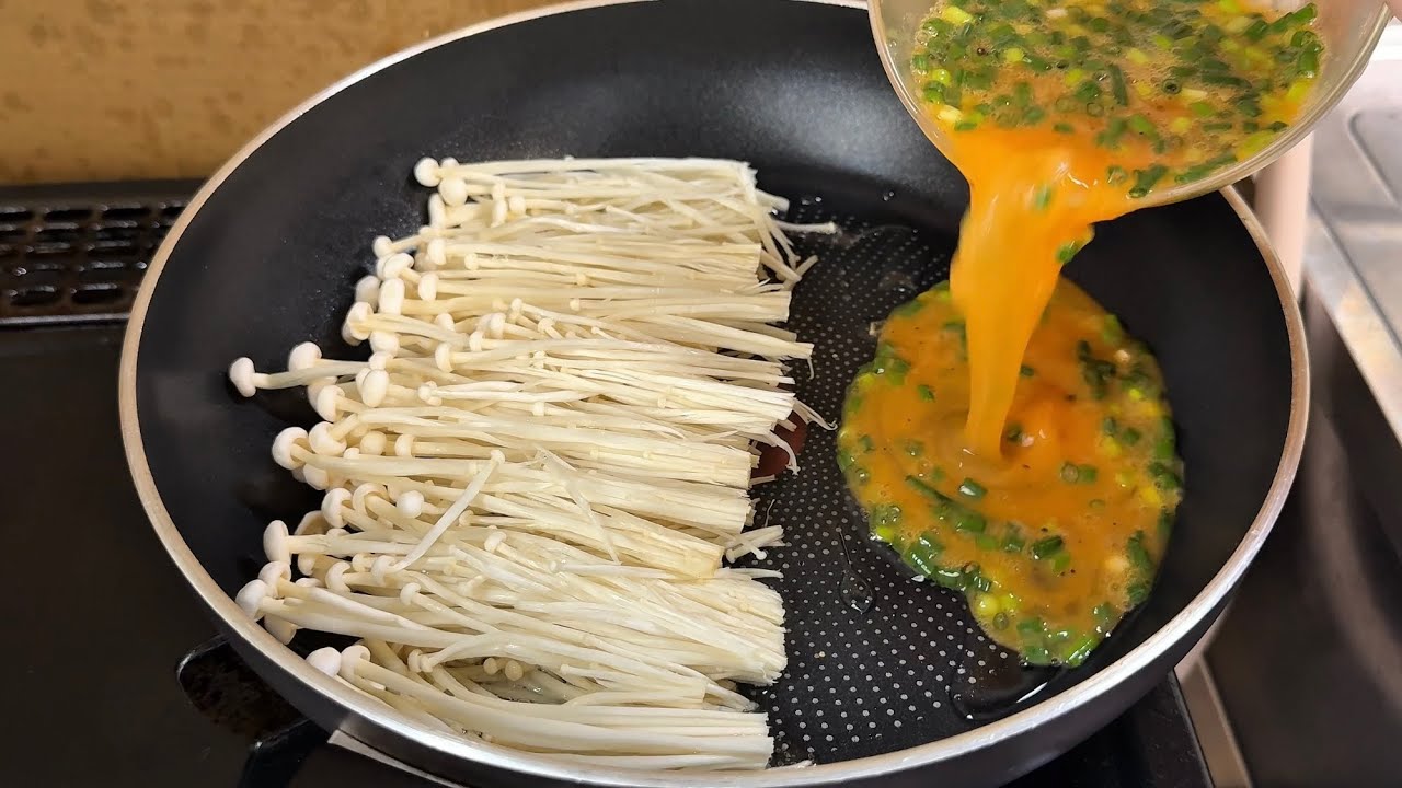 Enoki mushrooms with eggs! Super easy to make, I cook it every day because it's so delicious!