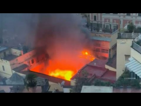 Video Incendio al Teatro Sannazzaro, cupola in fiamme: persone intossicate dal fumo e danni ai palazzi...