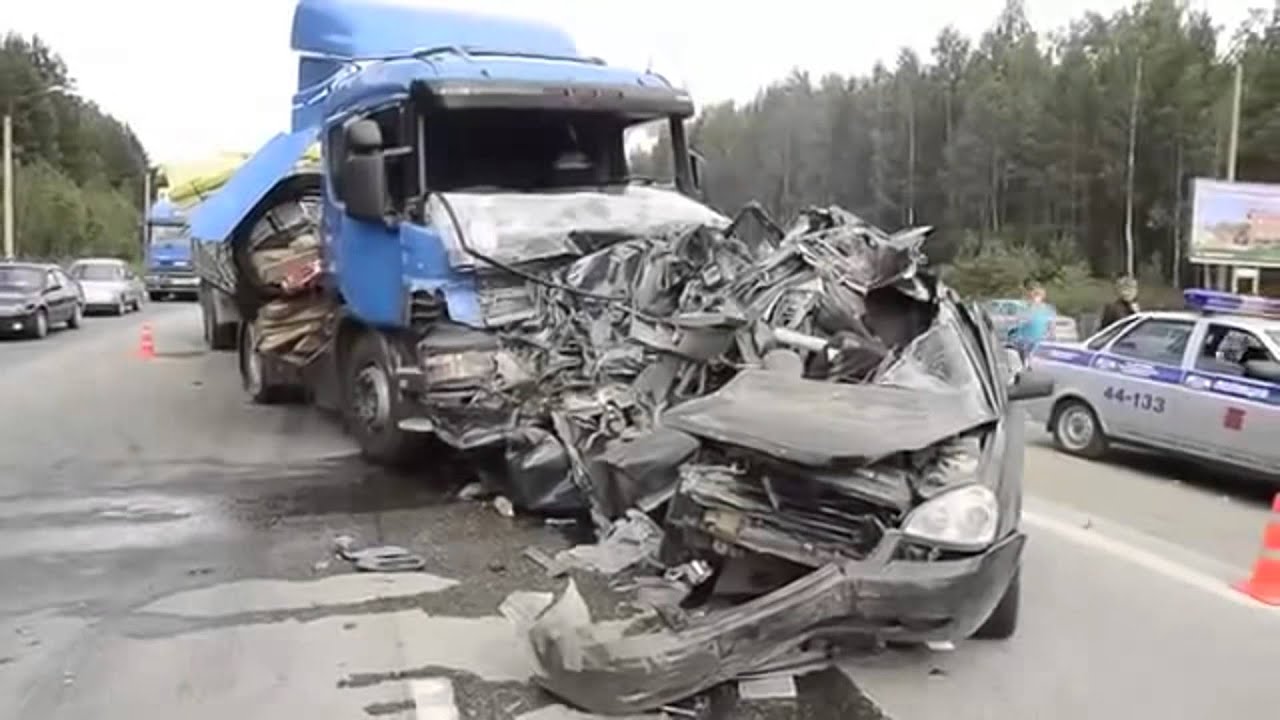 Разбитая машина на дороге