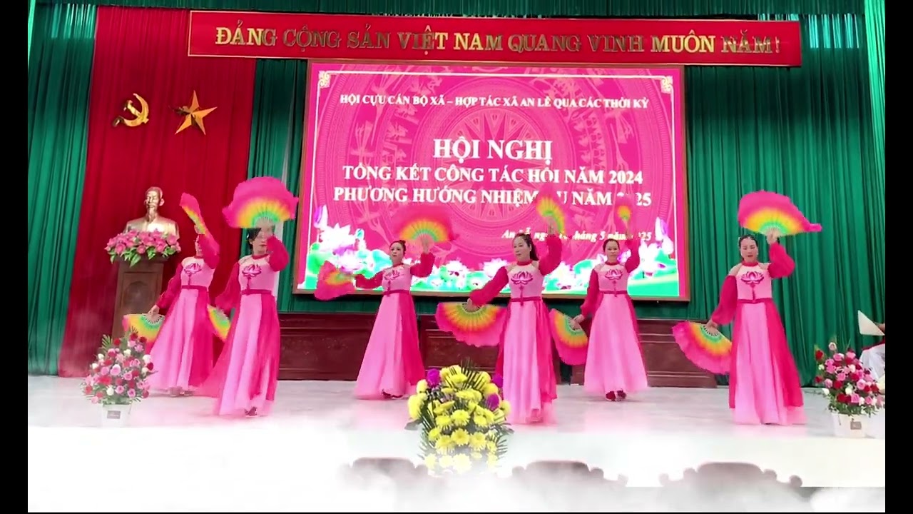 CLB dân vũ An Lễ múa quạt “hồn việt ” mừng Hội nghị cựu cán bộ xã