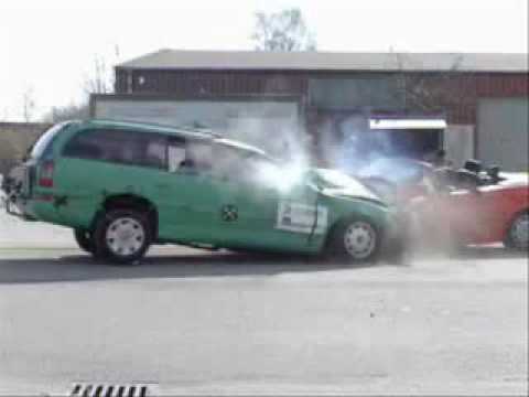 head on head crash test opel omega B vs Bmw E36 cabrio