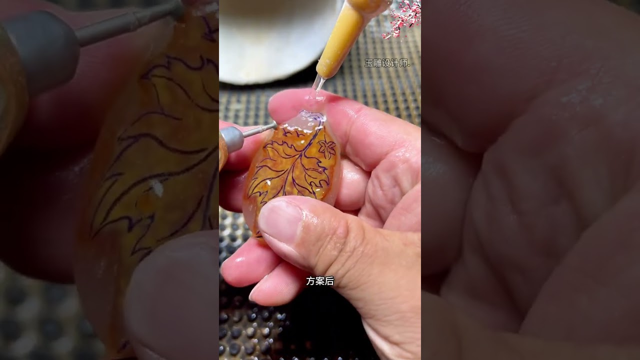 橙黄俏色成了最美的枫叶 这枚谢师礼太有温度了 #玉雕 #吊坠 #玉雕设计#手工#纯手工雕刻 #民间手艺人 #珠宝首饰 #私人定制 #翡翠挂件 #无事牌 #平安扣 #黄翡翠