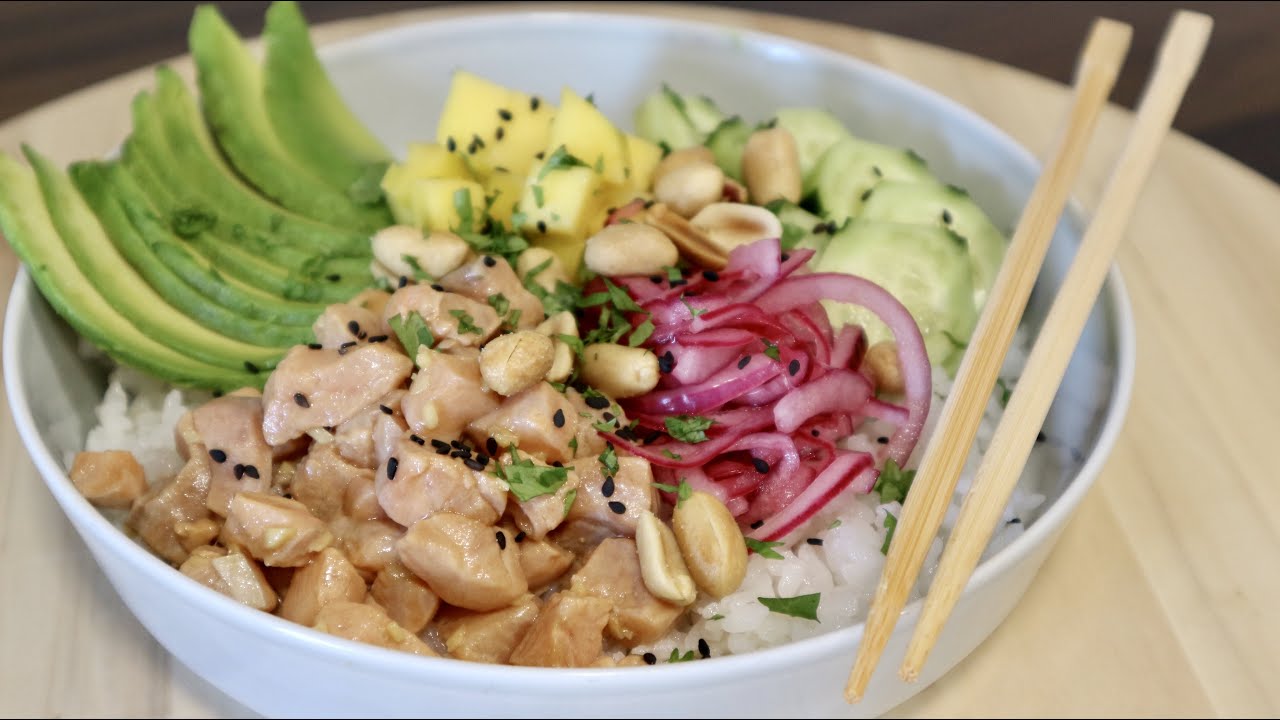POKE BOWL DE SALMÓN EL PLATO HAWAIANO DE MODA