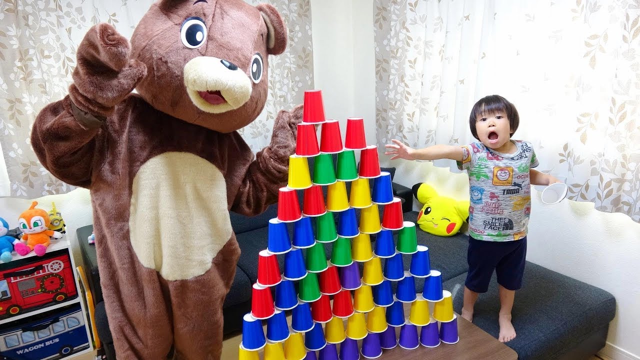 クマさん色付き紙コップで巨大タワーを作ろう！最後の1個で失敗しちゃう？ レオスマイル