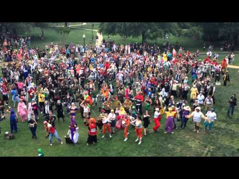 Video: Cosplayers Satte Guinness Verdensrekord