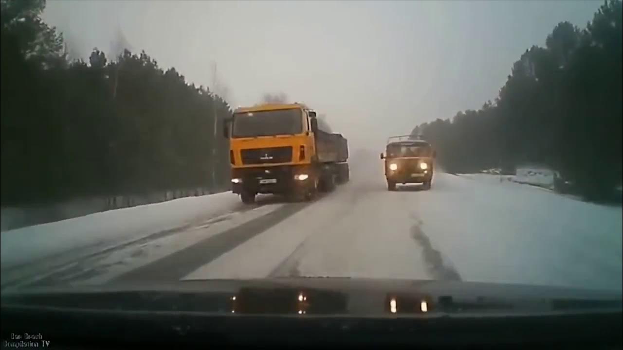 Проехал между грузовиками