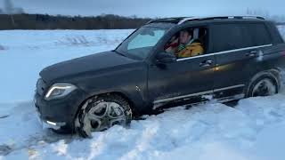 Suzuki Vitara, Skoda Kodiaq, Mercedes GLK и другие кроссоверы на снежном бездорожье у Волоколамска