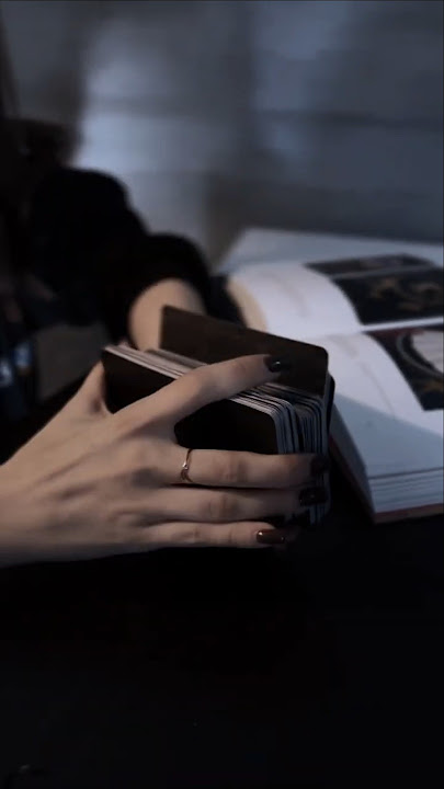 🔮 Мить таїнства настає тоді, коли пальці торкаються карт.