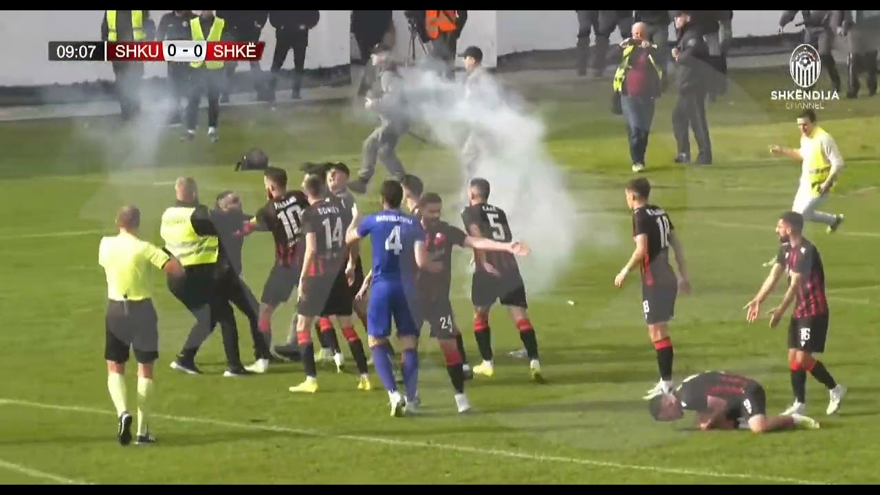 TENSIONE NË NDESHJEN  SHKUPI - SHKËNDIJA! TIFOZËT FUTEN NË FUSHË,NDËRHYN POLICIA