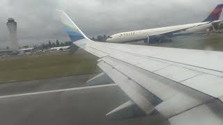 Alaska Airlines 737-900 takes off from Seattle in the rain