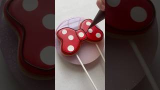 Putting a cookie on sticks! Perfect for a cake topper. #cookies #baking #oddlysatisfying