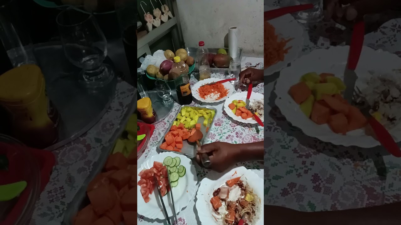 Salada de frutas com salada de pipino e tomate 