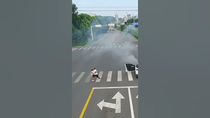 車輛行駛途中突然自燃。危急時刻，路過的洒水車秒變“消防車”滅火。贊了！｜中國大陸　消防　火災　車禍　救援 - 天天要聞