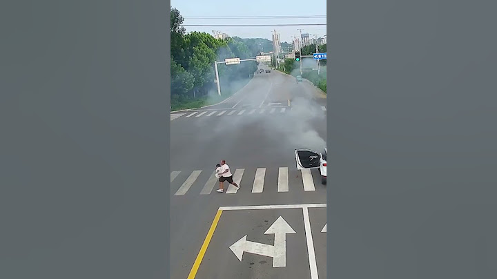 车辆行驶途中突然自燃。危急时刻，路过的洒水车秒变“消防车”灭火。赞了！｜中国大陆　消防　火灾　车祸　救援