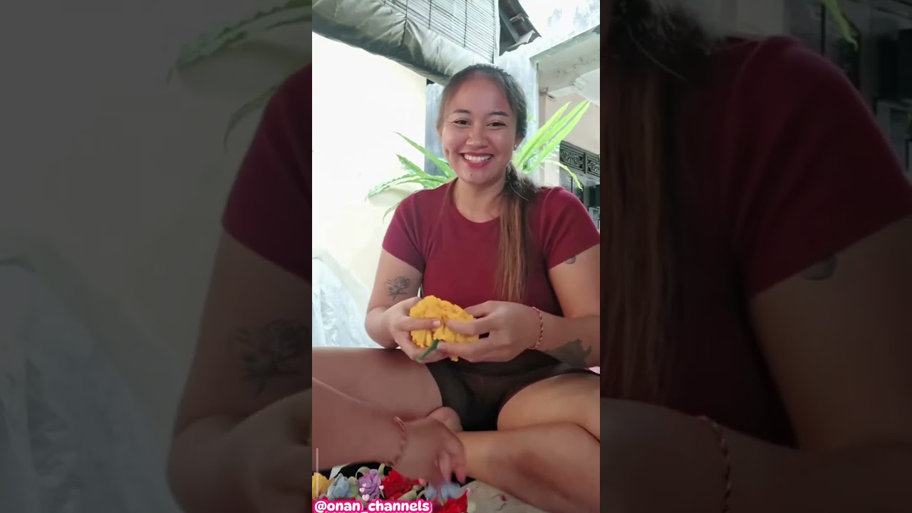 Tante lagi bikin karangan bunga 