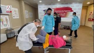 Tahun lalu, Ibu jatuh dan patah tulang pinggul. Dia tidak bisa berjalan