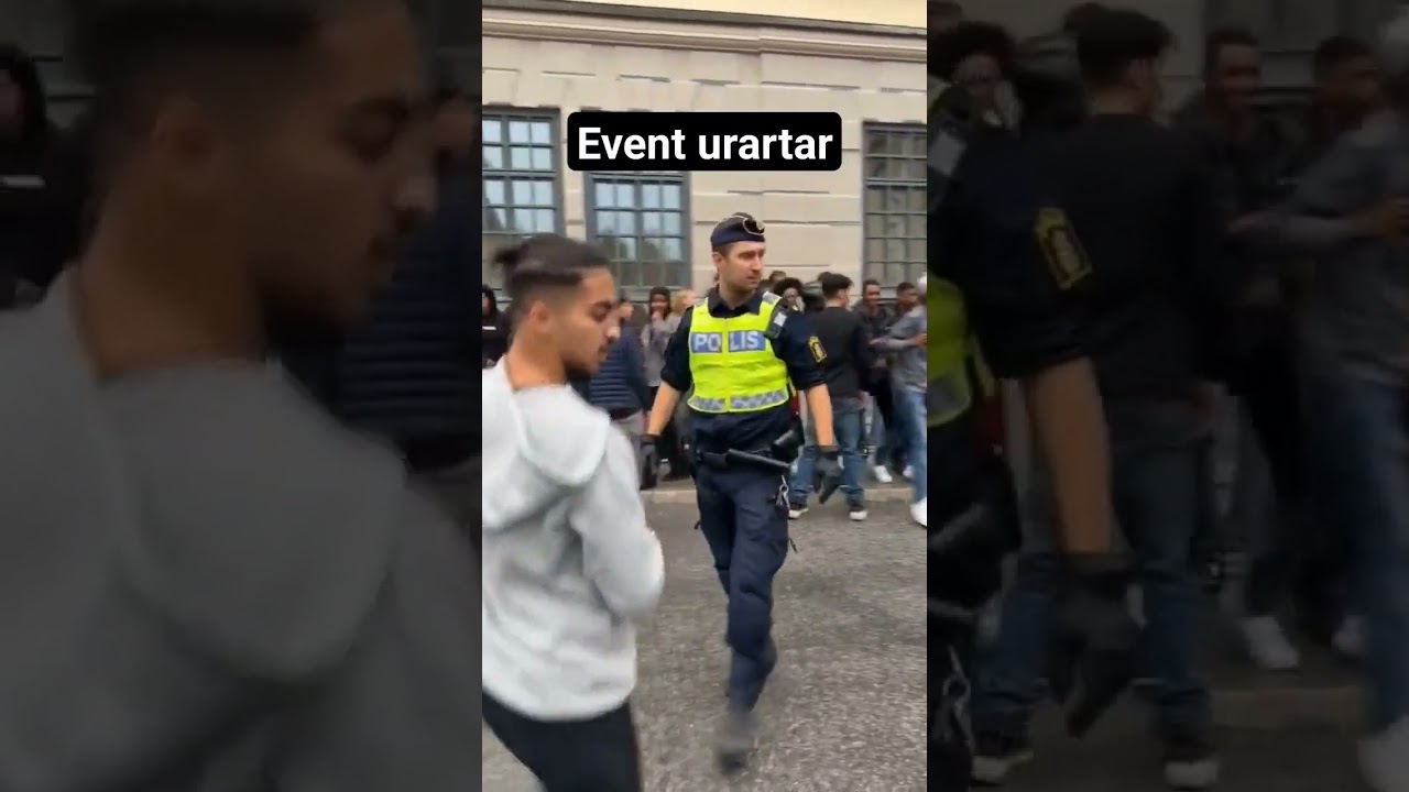 在 YouTube 上观看 Polisen knuffar bort ungdomar #bråk #polisen #kaos #ungdomar #vadhänder #deträcker #roligt #sverige 在 YouTube 上观看 Polisen knuffar bort ungdomar #bråk #polisen #kaos #ungdomar #vadhänder #deträcker #roligt #sverige