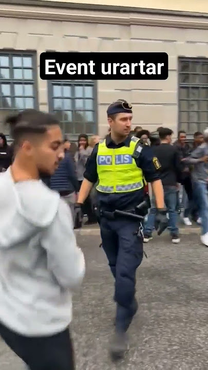 Polisen knuffar bort ungdomar #bråk #polisen #kaos #ungdomar #vadhänder #deträcker #roligt #sverige