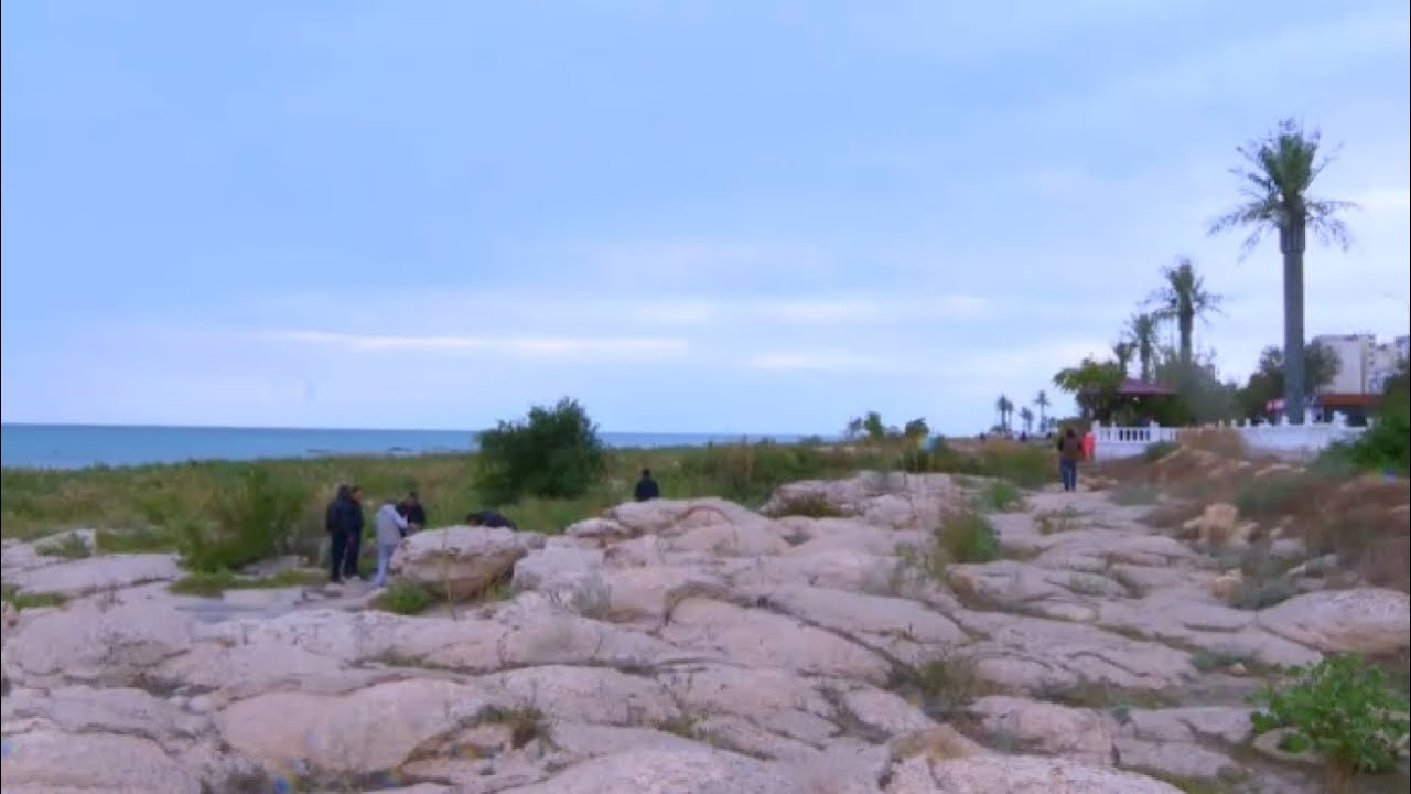 Полицейские вышли на уборку побережья Каспия