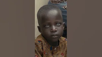 شاهد عيون هذا الطفل الأفريقي وكأنها مياه زرقاء صافيه سبحان الخالق فيما أبدع 