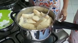 PIROGUE PIROGI OU PIEROGI DE RICOTA - PASTEL COZIDO DE MASSA DE TRIGO