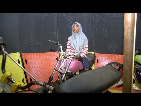 Hijab but No Helmet! Indonesian Stunt Woman Wows Spectators At Traveling Show