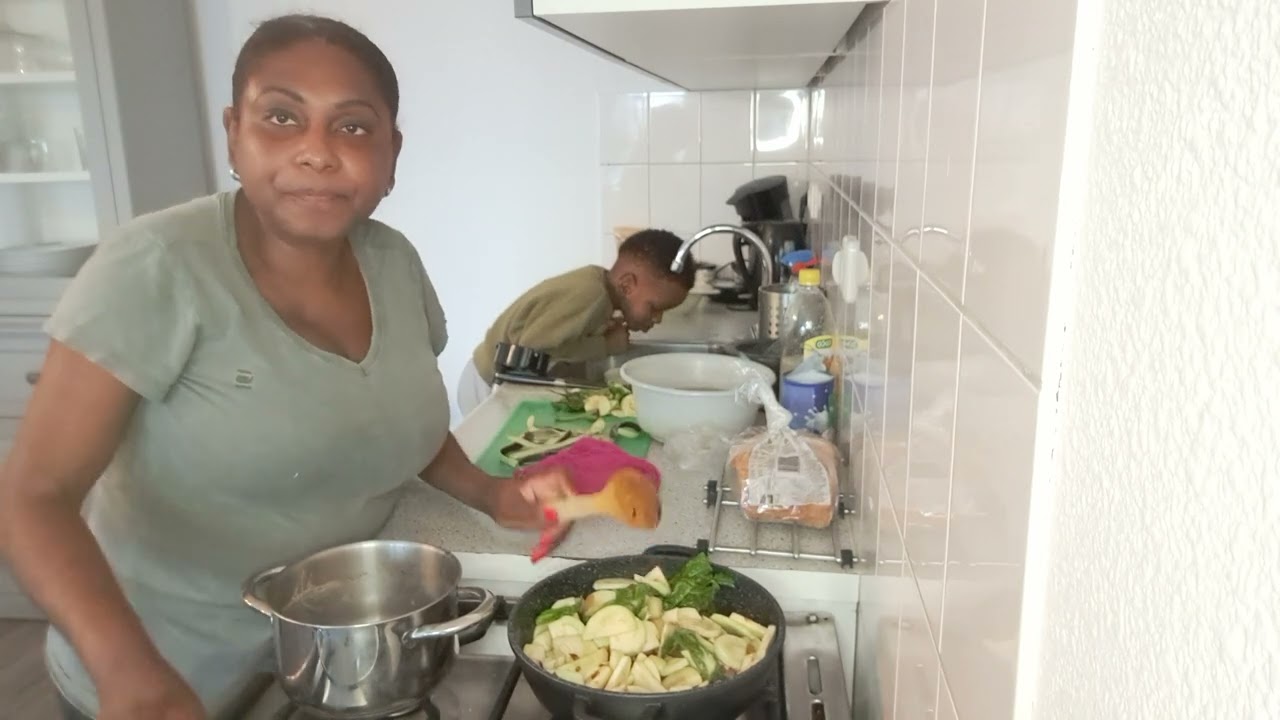 Antroewa met zoutvlees met kokosmelk en kokosolie.