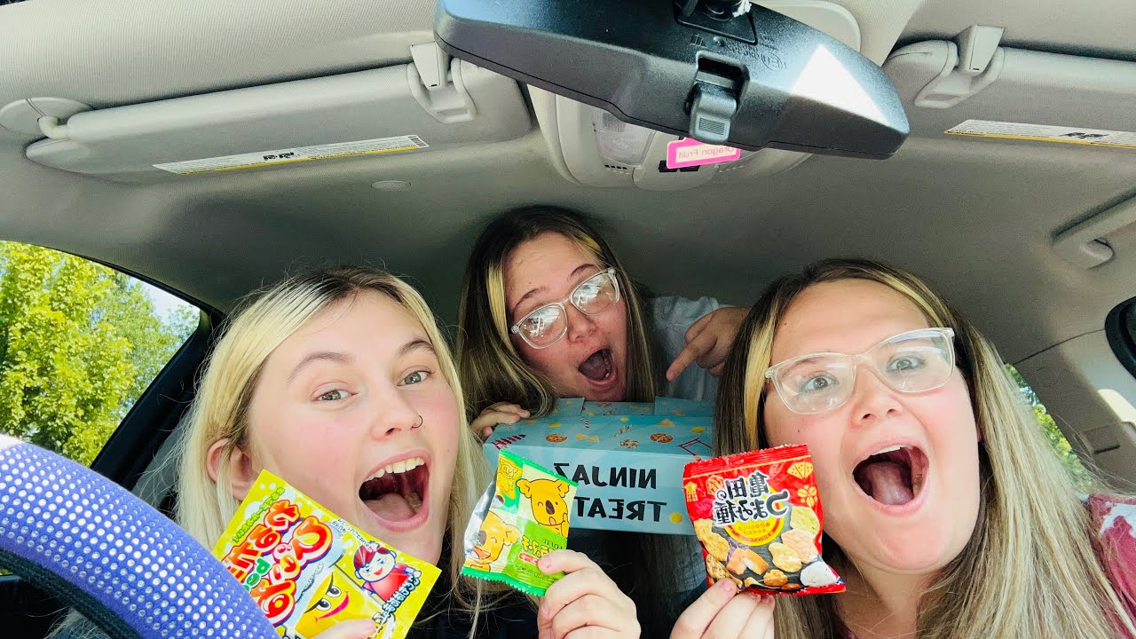 Trying different snacks from Japan!!