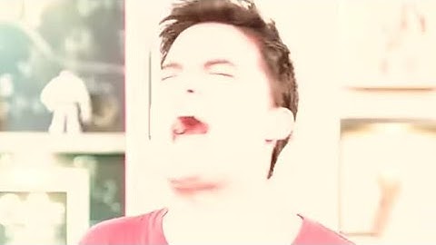 Felipe Neto destruindo um teclado