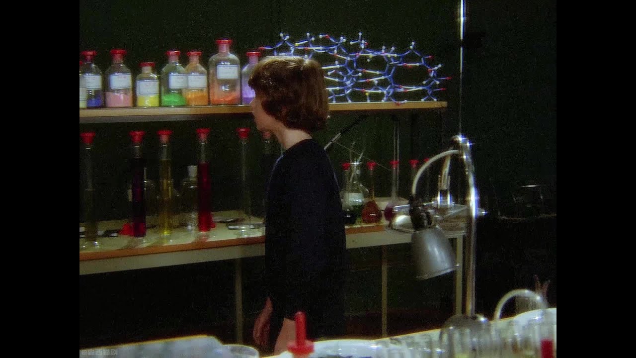 男孩半夜溜进实验室偷吃东西，却吃到了剧毒物质 #影视解说 #实验室 #偷吃 #剧毒 #惊险