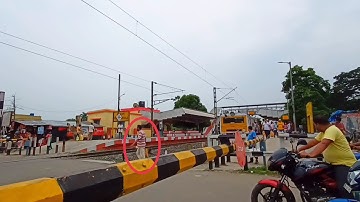 Man Dangerous Cross Close Railgate Old Model Howrah Katwa EMU Local Train Coming || Eastern Railways