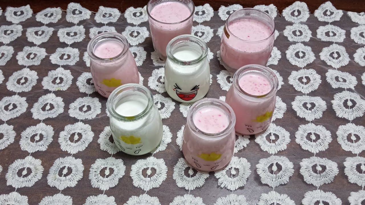 الزبادي ساده وزبادي بالفراوله  السحور يعني الزبادي كل سنه وانتم طيبين وبخير ❤️‍🩹❤️‍🩹