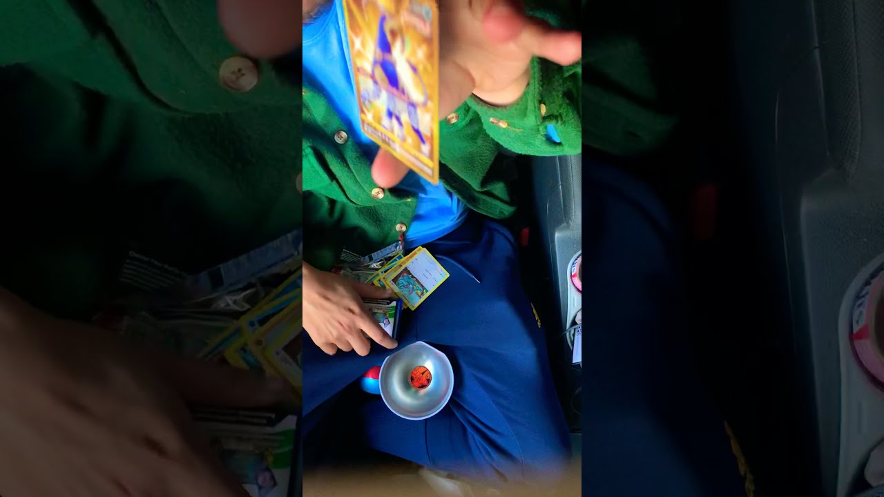 Pulling a Shiny Houndoom Gold card from Pokémon Battle Styles booster pack ✨