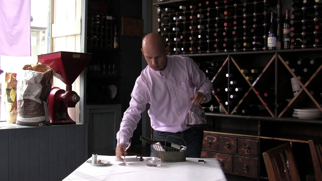 How to decant red wine