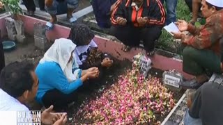 Jenazah aktor Agus Leo dimakamkan di pemakaman keluarga di Surabaya, Jawa Timur - BIM 12/04