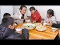 宅在家裡沒事做，媳婦包很多餃子，5個孩子吃得好香 | Make a lot of dumplings, five children eat delicious