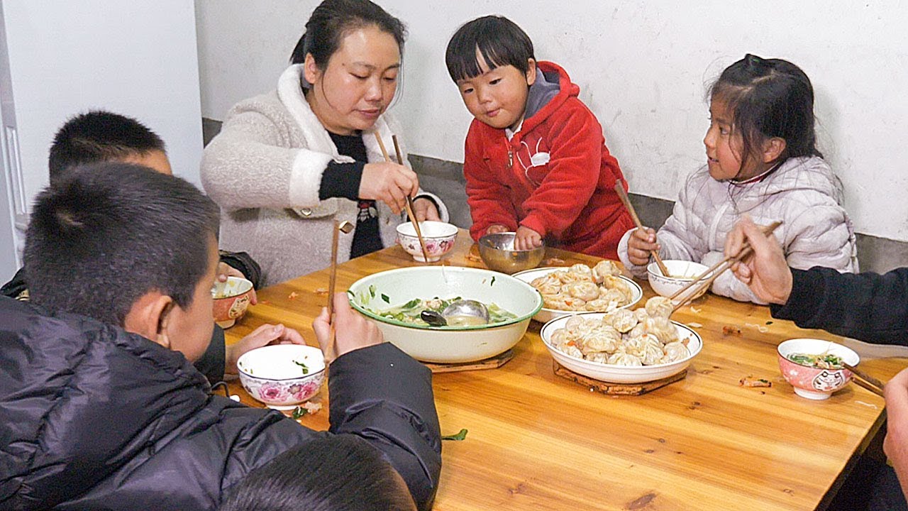 宅在家裡沒事做，媳婦包很多餃子，5個孩子吃得好香 | Make a lot of dumplings, five children eat delicious
