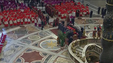 Thousands pay last respects to Pope Francis