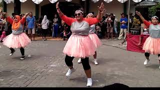 Goyang Emak Emak Ini Hebohkan Penonton Pentas Seni Perumahan Uka Surabaya Music Remix