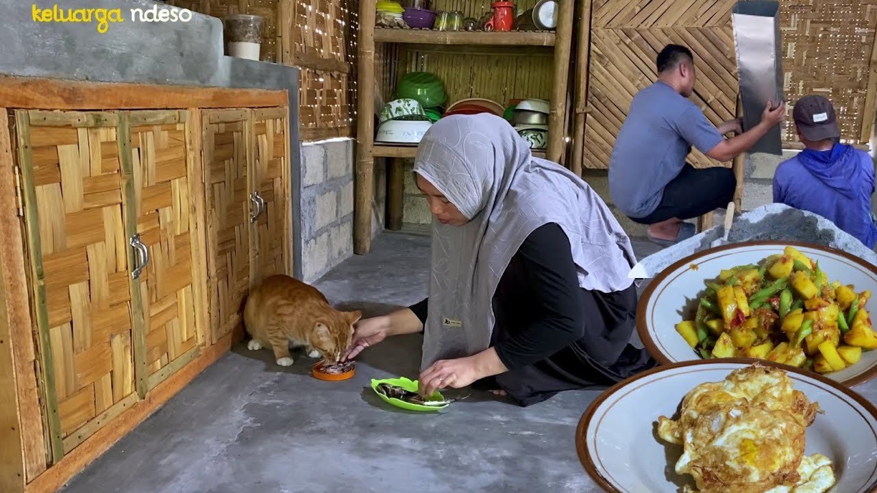 memperbaiki cerobong asap, masak sambel kentang buncis, telor ceplok, masakan desa