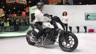 CES 2017]ホンダ、自立するバイク「Honda Riding Assist」を世界初公開